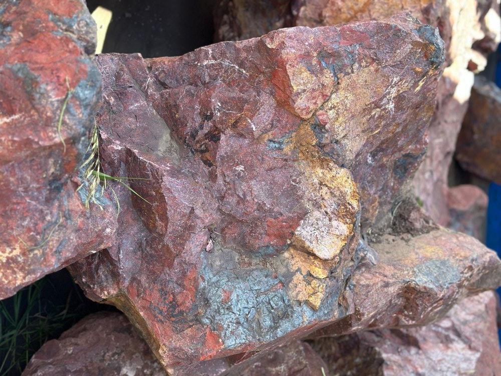 Камни для ландшафтного дизайна красно-фиолетовые 10-60 килограмм купить в Сыктывкаре