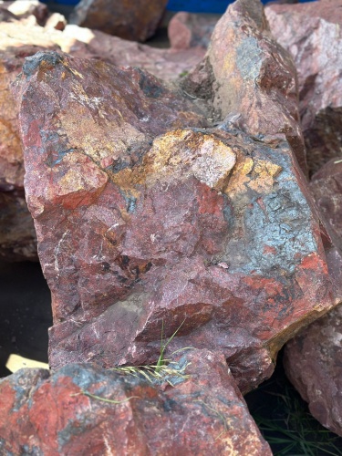 Камни для ландшафтного дизайна красно-фиолетовые 10-60 килограмм купить в Сыктывкаре