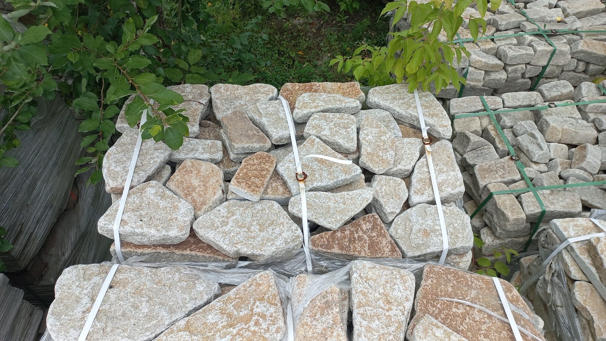 Плитняк галтованный гранитный для ландшафтного дизайна купить в Сыктывкаре