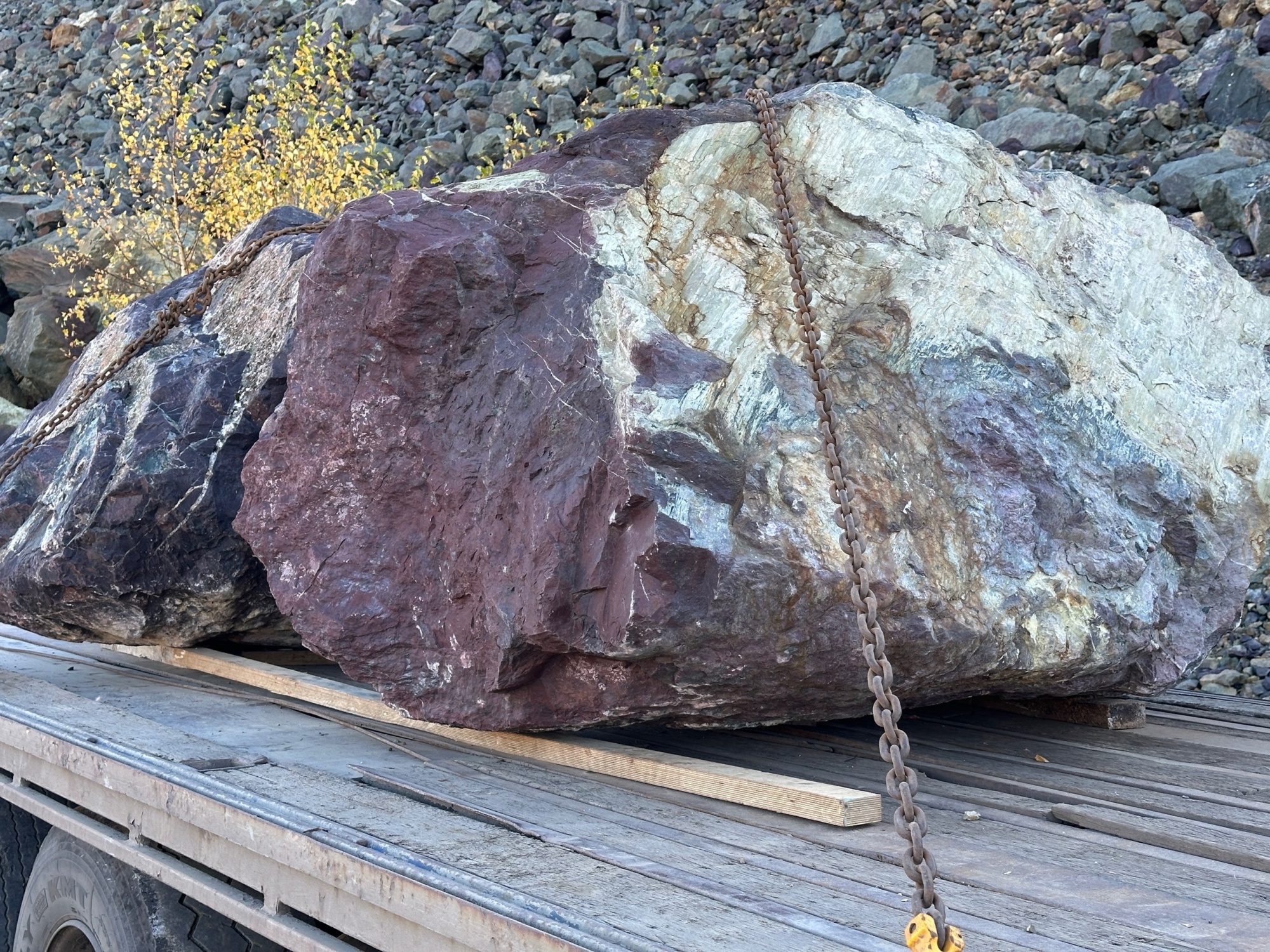 Огромные красно-фиолетовые валуны для ландшафтного дизайна весом более 5 тонн купить в Сыктывкаре