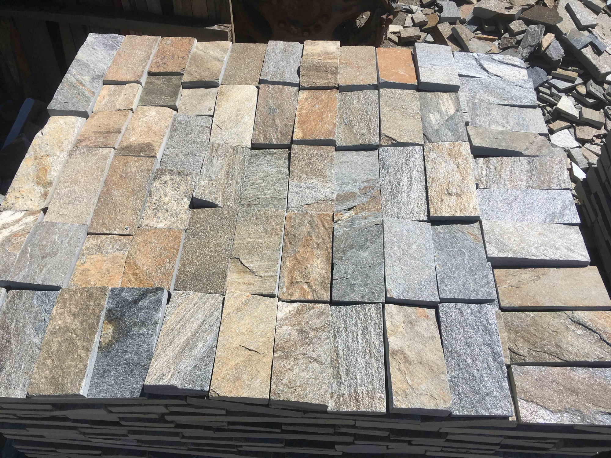 Плитка пилёная златолит Уральский для цоколя, отмостки купить в Сыктывкаре