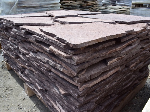 Плитняк лемезит бордовый для облицовки цоколя 20-25 мм  купить в Сыктывкаре