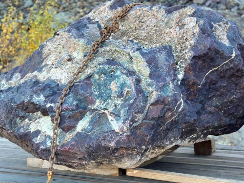 Огромные красно-фиолетовые валуны для ландшафтного дизайна весом более 5 тонн купить в Сыктывкаре