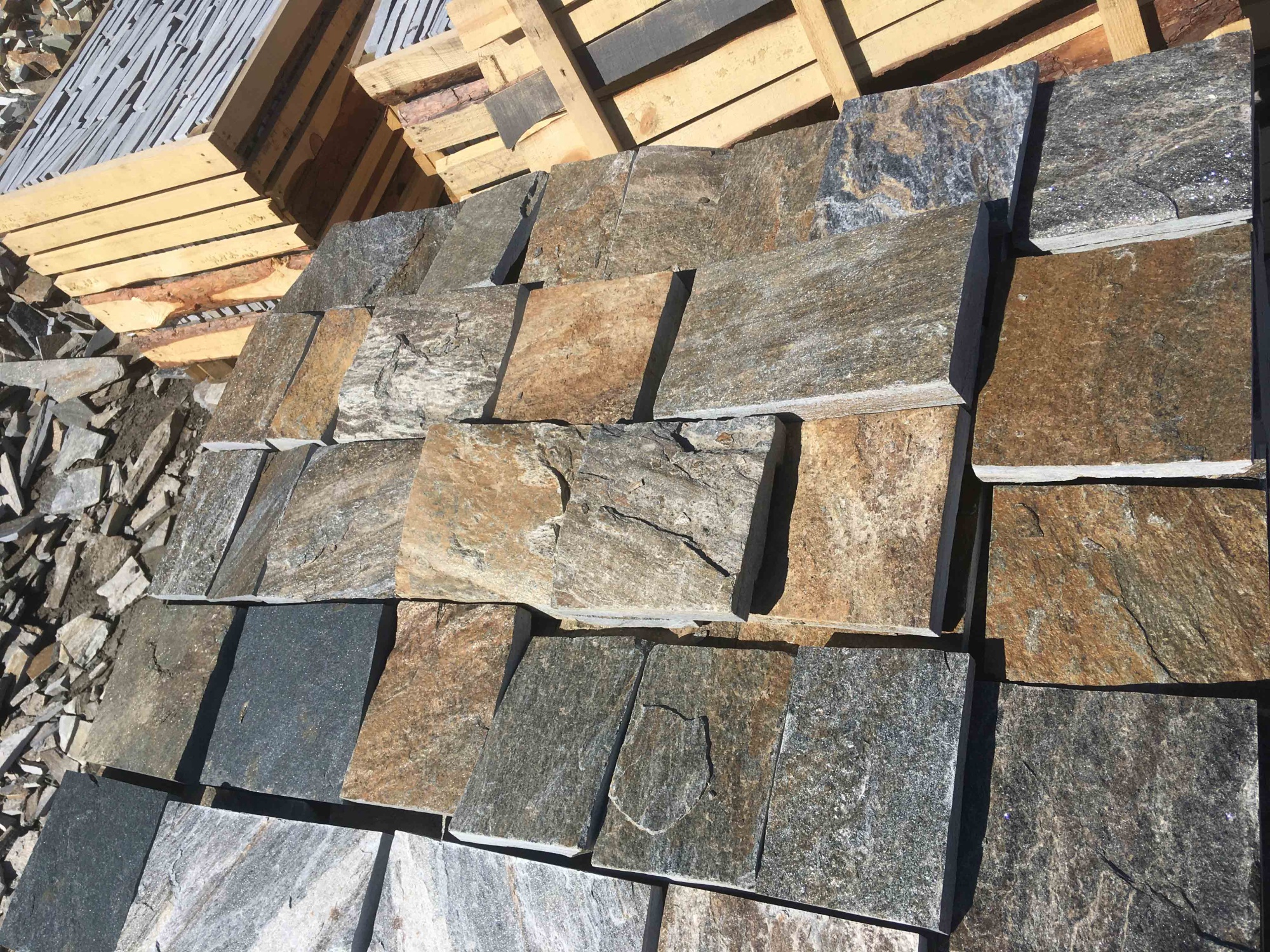 Плитка пилёная златолит Уральский для цоколя, отмостки купить в Сыктывкаре