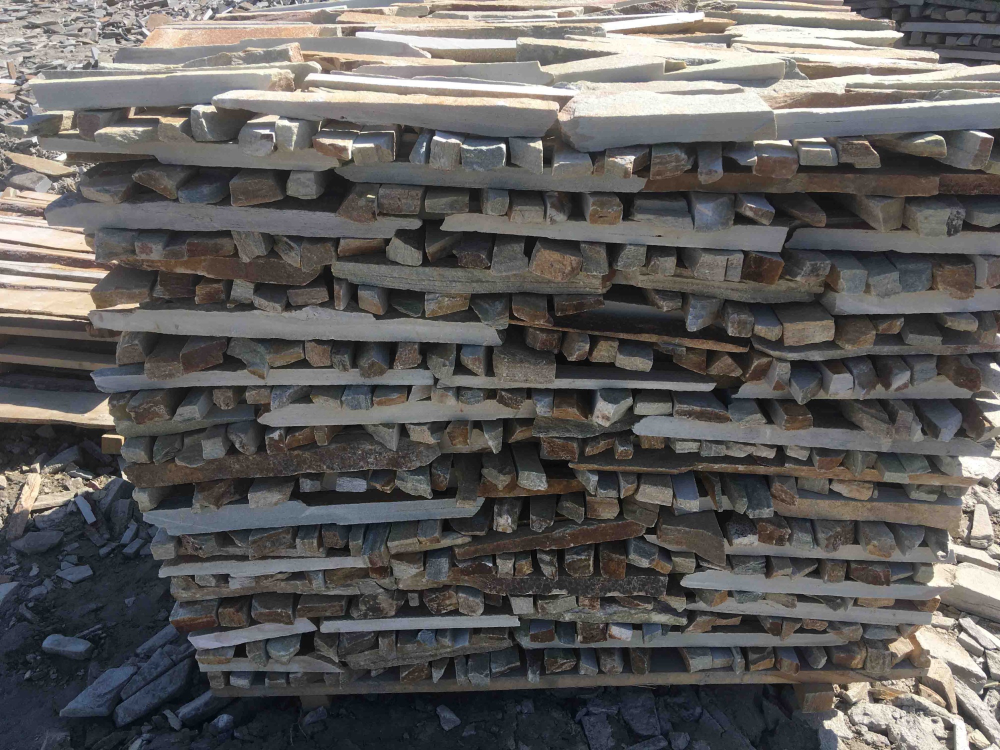 Горбушка златолит золотистый для облицовки купить в Сыктывкаре