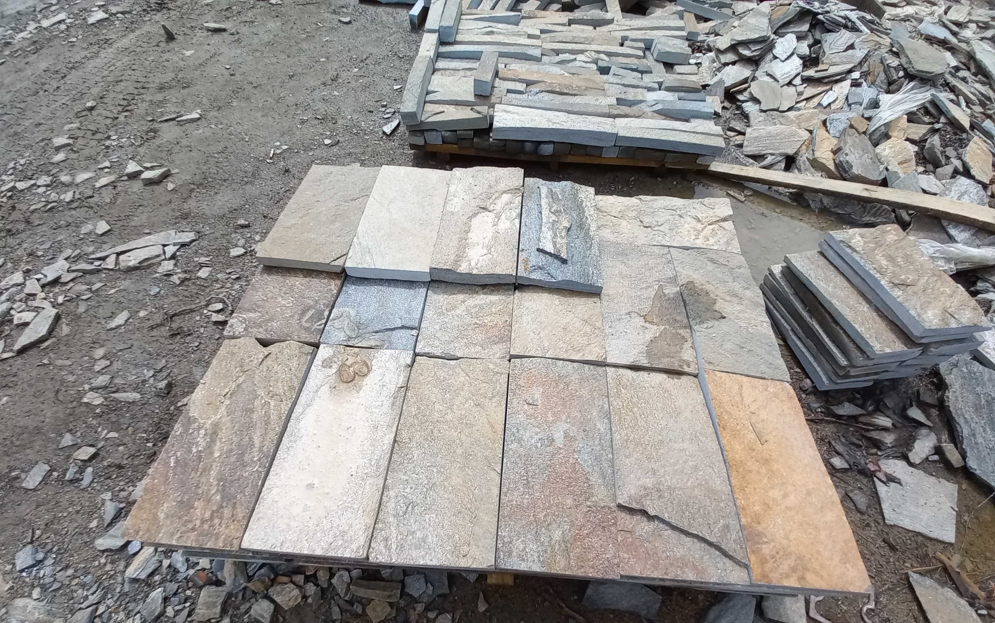 Плитка пилёная златолит Уральский для цоколя, отмостки купить в Сыктывкаре