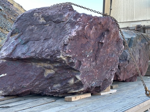 Огромные красно-фиолетовые валуны для ландшафтного дизайна весом более 5 тонн купить в Сыктывкаре