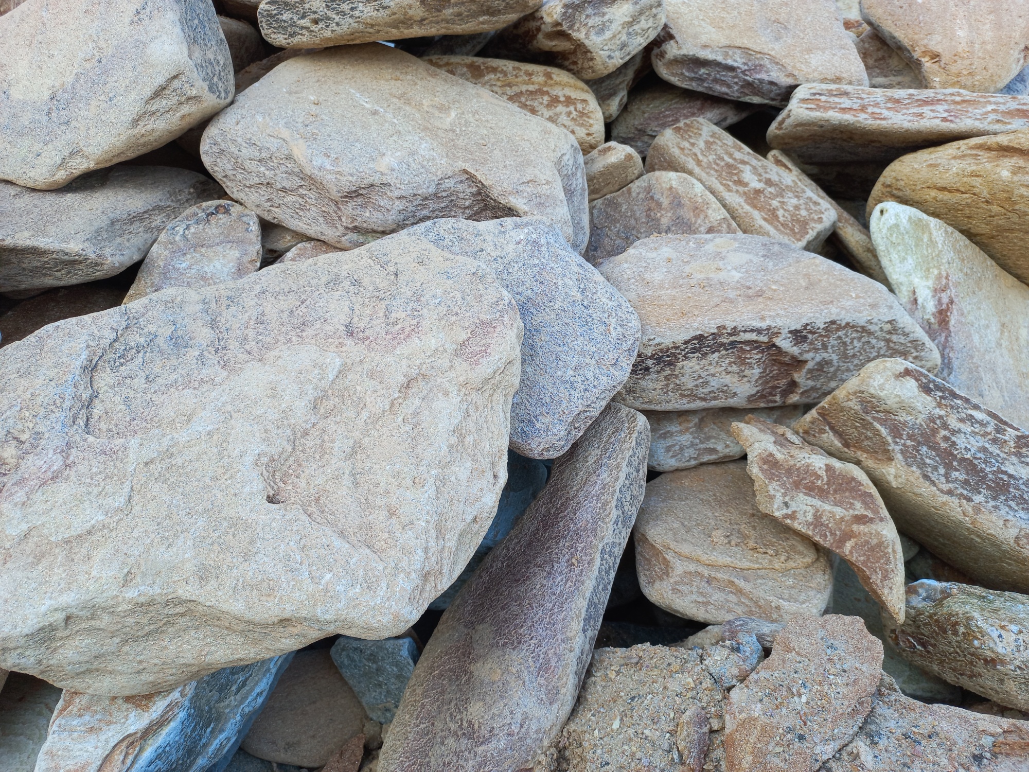 Златолит жёлтый, жёлто-зелёный глыбки и валуны для ланшафтного дизайна купить в Сыктывкаре