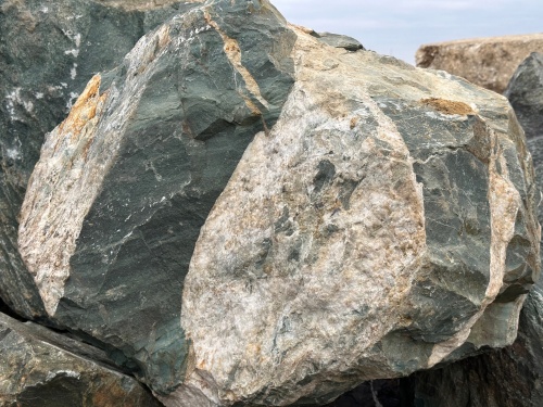 Гигантские зелёные валуны для ландшафтного дизайна весом более 5 тонн купить в Сыктывкаре