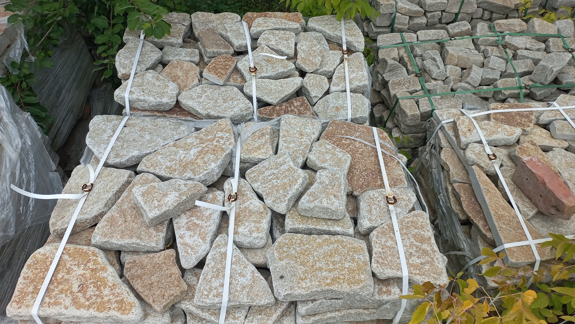 Гранитный плитняк галтованный для мощения купить в Сыктывкаре