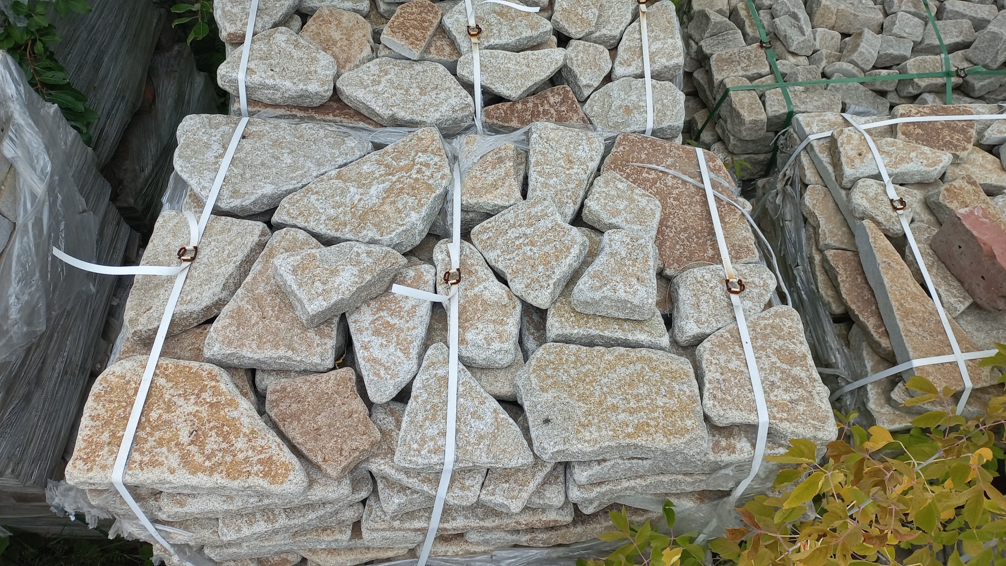 Плитняк галтованный гранитный для ландшафтного дизайна купить в Сыктывкаре