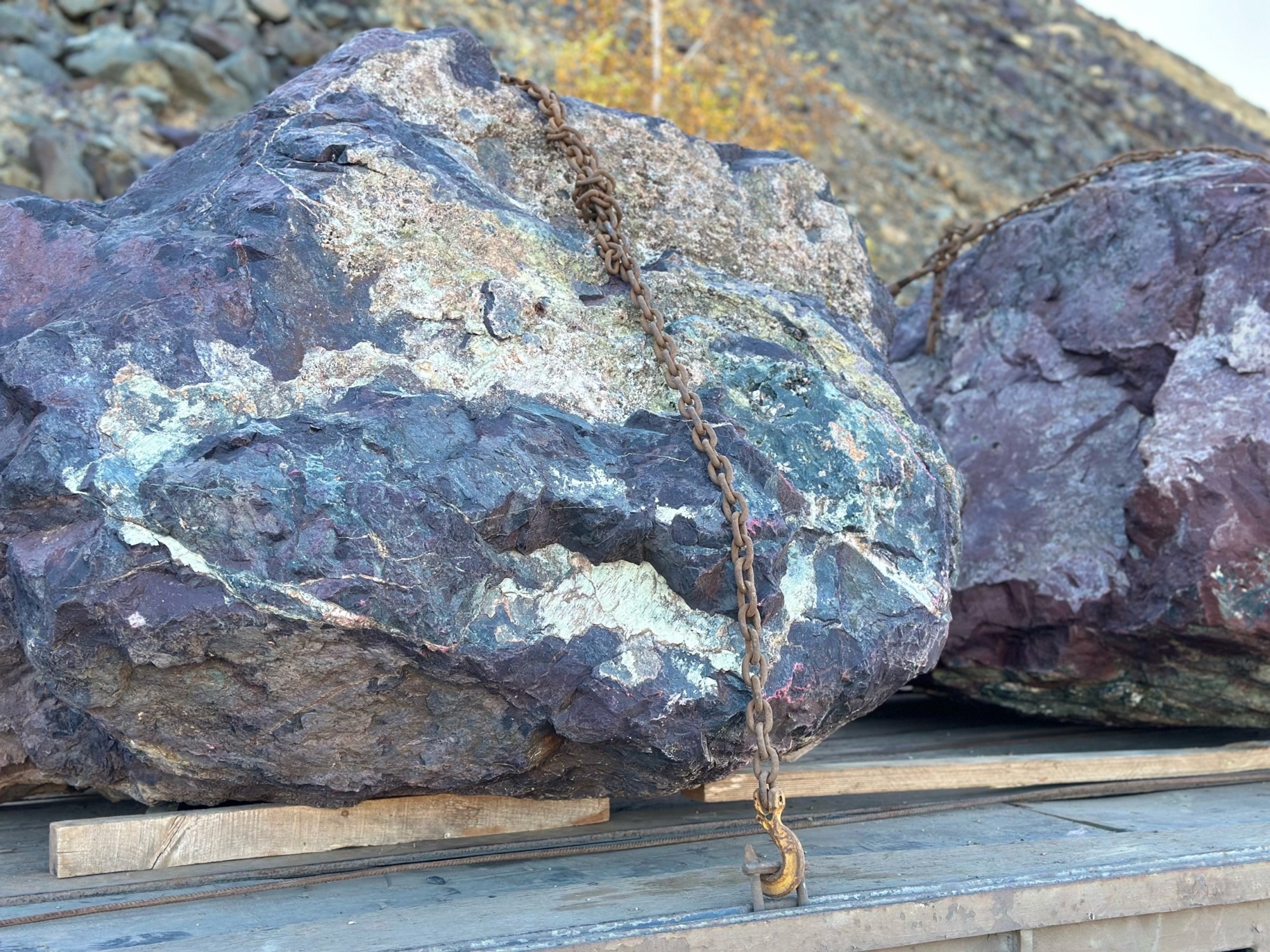 Огромные красно-фиолетовые валуны для ландшафтного дизайна весом более 5 тонн купить в Сыктывкаре