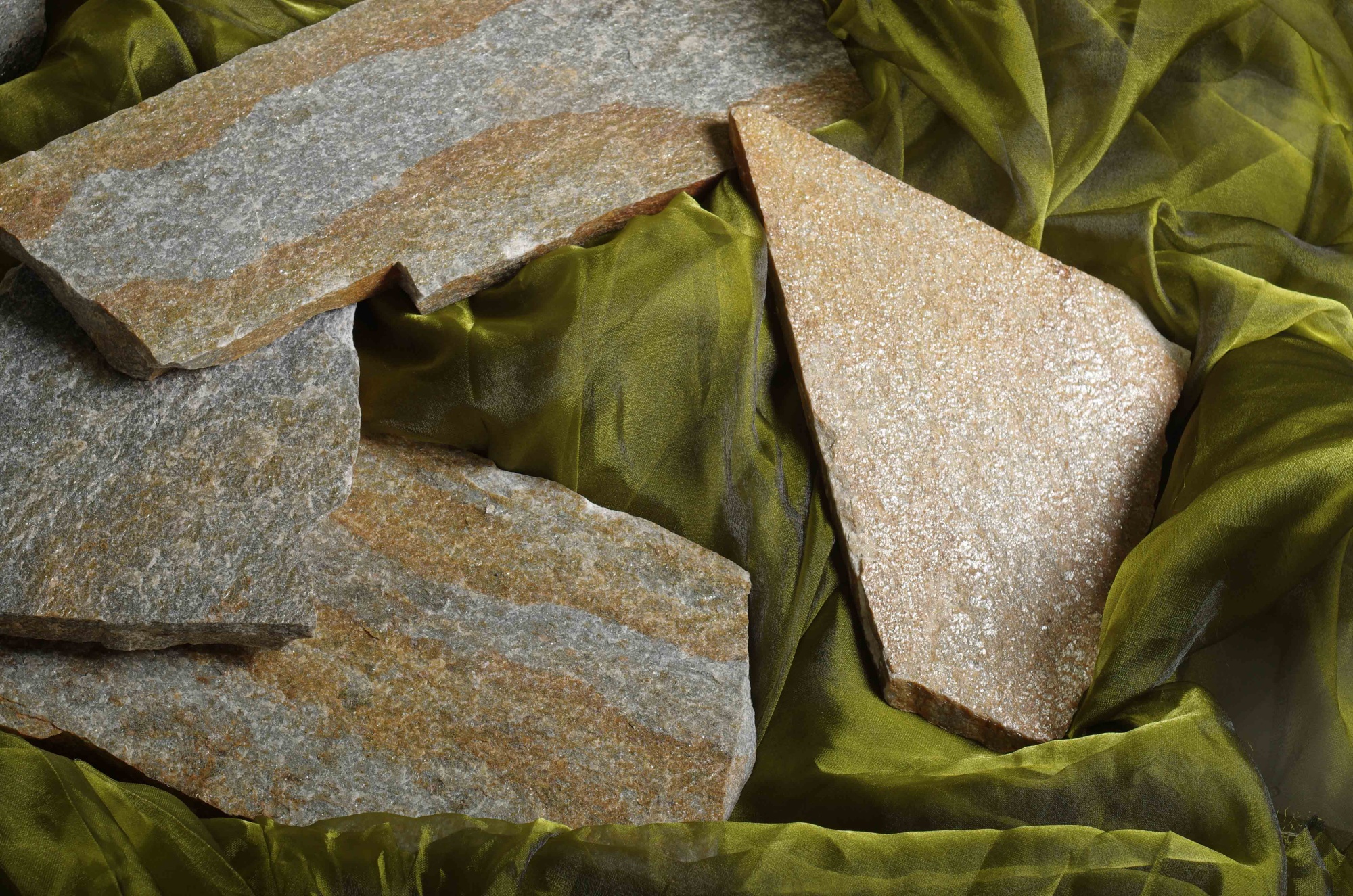 Плитняк златолит Уральский для цоколя, отмостки купить в Сыктывкаре