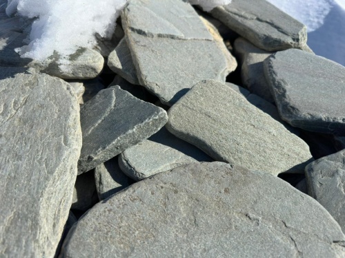 Плитняк златолит зелёный галтованный для фасада купить в Сыктывкаре